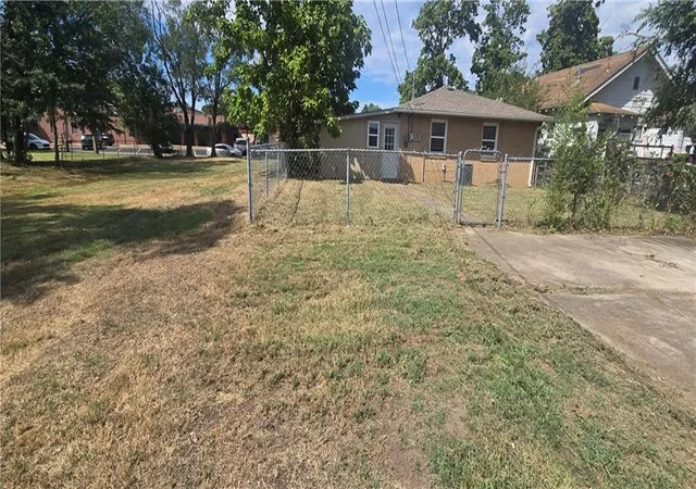 23rd image of 419 W 5th Street Street, Pittsburg, KS 66762 | MLS# 2637745