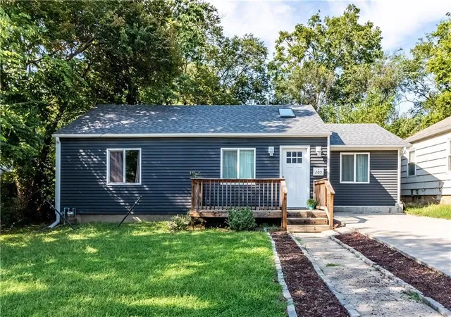Photo 1 of Sale Pending at 205 E Sparks St, Warrensburg, MO 64093 | MLS# 2637746 | Listing updated on 2026-09-06