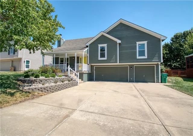Photo 2 of Sale Pending at 105 Sw Tess Dr, Lee's Summit, MO 64081 | MLS# 2637770 | Listing updated on 2026-10-20