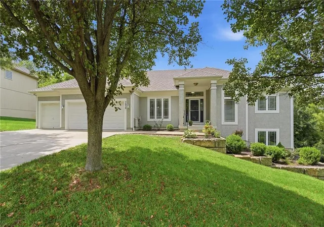 image of 7650 Forest Park Dr, Shawnee, KS 66217 | MLS# 2637776