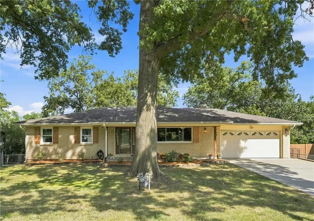 1st image of 743 Linda Ln, Bonner Springs, KS 66012 | MLS# 2637790