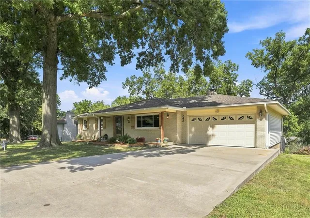 2nd image of 743 Linda Ln, Bonner Springs, KS 66012 | MLS# 2637790