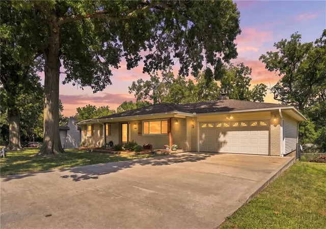 3rd image of 743 Linda Ln, Bonner Springs, KS 66012 | MLS# 2637790