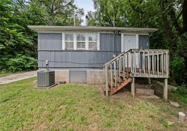 2nd image of 743 Kickapoo St, Leavenworth, KS 66048 | MLS# 2637792