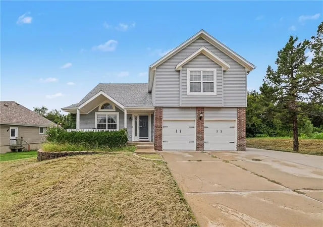 2nd image of 226 N Sunset Ln, Raymore, MO 64083 | MLS# 2637794