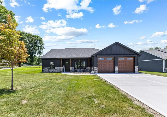 1st image of 1301 W 4th St, Cameron, MO 64429 | MLS# 2637796