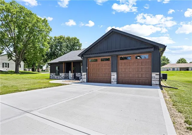 2nd image of 1301 W 4th St, Cameron, MO 64429 | MLS# 2637796
