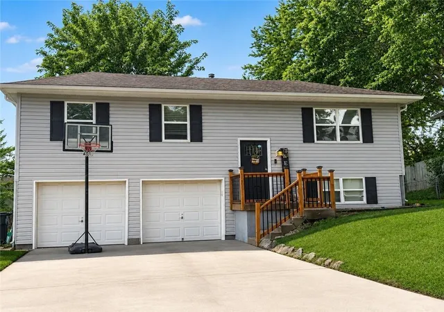 1st image of 1209 Nw Golfview Dr, Grain Valley, MO 64029 | MLS# 2637808