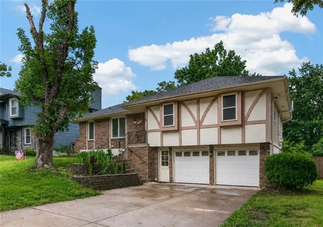 Photo 1 of Sale Pending at 3523 Ne Stanton St, Lees Summit, MO 64064 | MLS# 2637814 | Listing updated on 2026-08-25