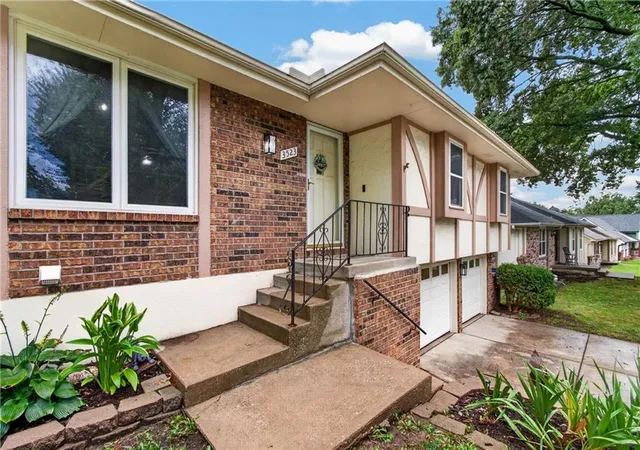 Photo 2 of Sale Pending at 3523 Ne Stanton St, Lees Summit, MO 64064 | MLS# 2637814 | Listing updated on 2026-08-25