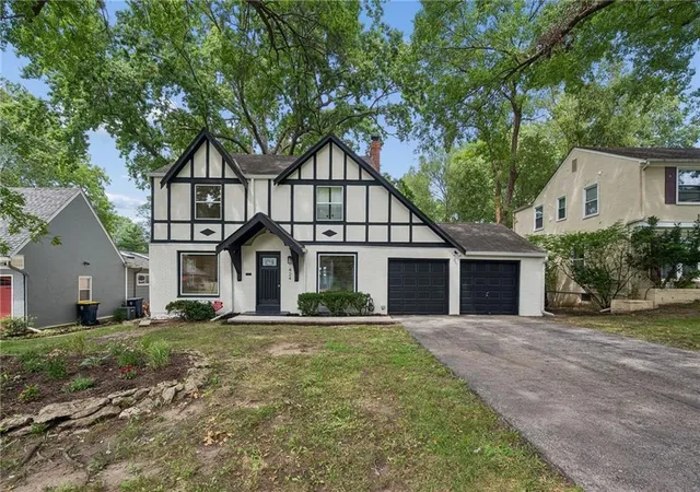 1st image of 424 E 79th Ter, Kansas City, MO 64131 | MLS# 2637818