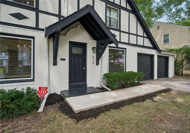 2nd image of 424 E 79th Ter, Kansas City, MO 64131 | MLS# 2637818