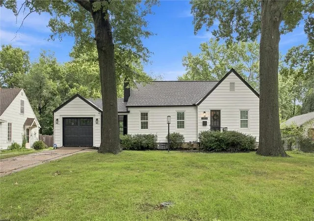 Photo 1 of Sale Pending at 8439 Ward Pkwy Plz, Kansas City, MO 64114 | MLS# 2637823 | Listing updated on 2026-08-23