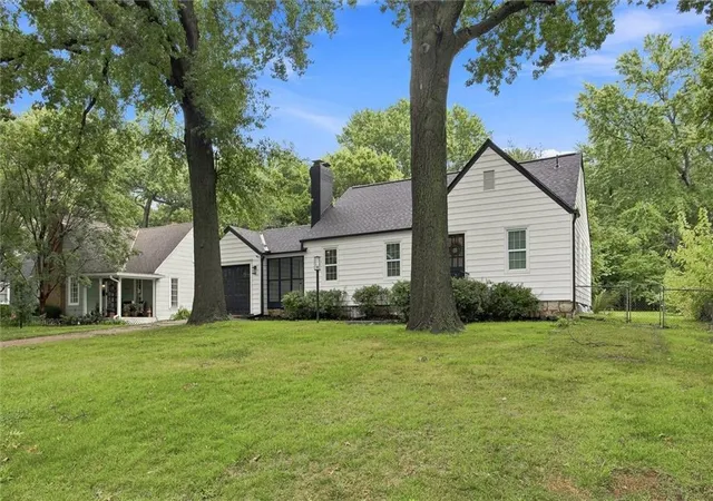 Photo 3 of Sale Pending at 8439 Ward Pkwy Plz, Kansas City, MO 64114 | MLS# 2637823 | Listing updated on 2026-08-23