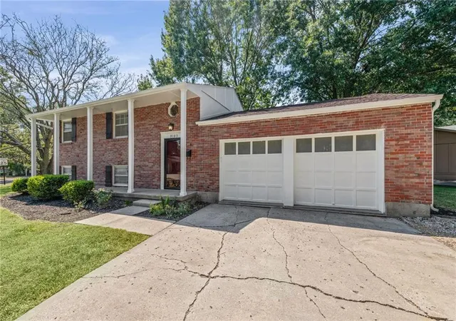 Photo 2 of Sale Pending at 9103 W 101st Street, Overland Park, KS 66212 | MLS# 2637826 | Listing updated on 2026-09-13