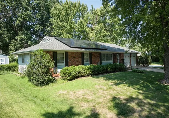 1st image of 110 S Queen Ridge Dr, Independence, MO 64050 | MLS# 2637831