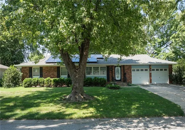2nd image of 110 S Queen Ridge Dr, Independence, MO 64050 | MLS# 2637831