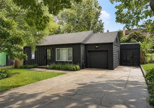 2nd image of 8645 Sleepy Hollow Rd, Kansas City, MO 64114 | MLS# 2637836
