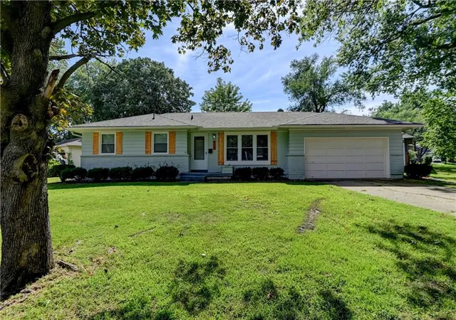 Photo 1 of Single family home for sale at 512 Nw Lakeview Rd, Blue Springs, MO 64014 | MLS# 2637837 | Listing updated on 2026-10-03