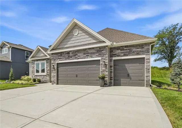 Photo 2 of Single family home for sale at 10322 N Winchester Ave, Kansas City, MO 64156 | MLS# 2637840 | Listing updated on 2026-10-03