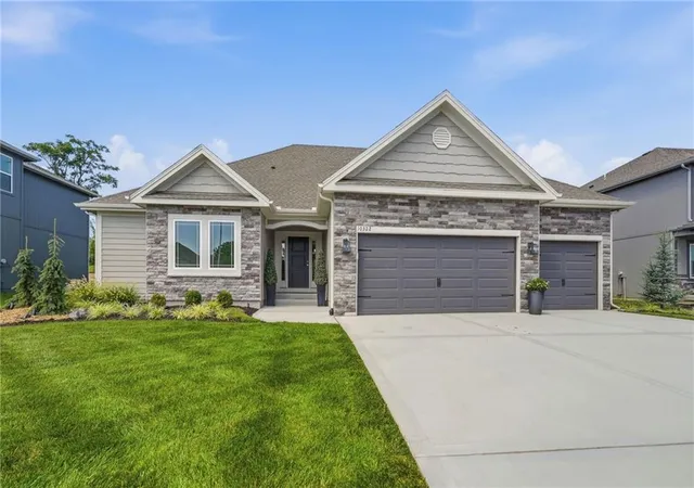 Photo 3 of Single family home for sale at 10322 N Winchester Ave, Kansas City, MO 64156 | MLS# 2637840 | Listing updated on 2026-10-03