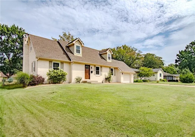 2nd image of 309 Hillcrest Dr, Warrensburg, MO 64093 | MLS# 2637850