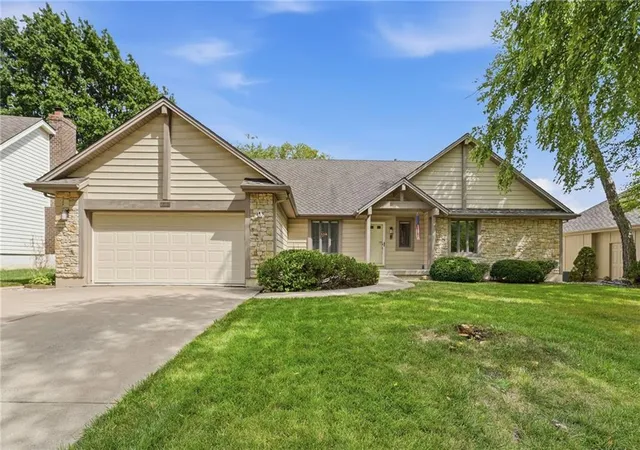 1st image of 1633 Ne Thames Dr, Lees Summit, MO 64086 | MLS# 2637856