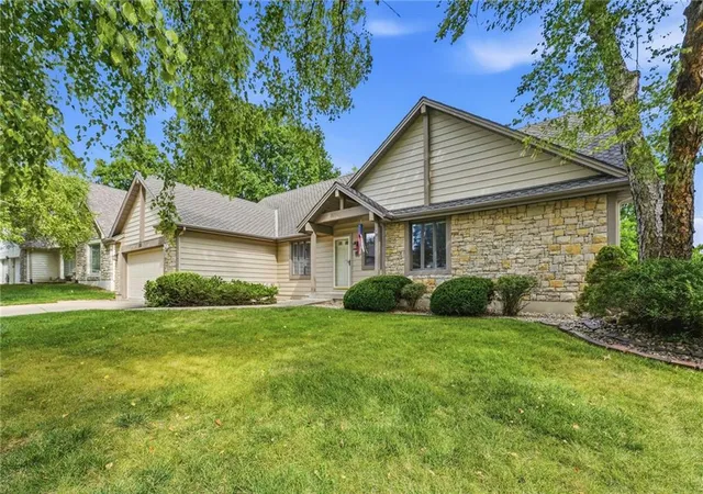Photo 3 of Single family home for sale at 1633 Ne Thames Dr, Lees Summit, MO 64086 | MLS# 2637856 | Listing updated on 2026-08-21