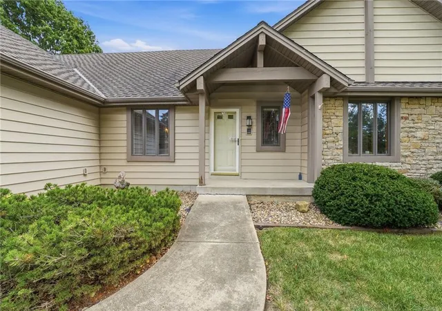 Photo 3 of Single family home for sale at 1633 NE Thames Dr, Lees Summit, MO 64086 | MLS# 2637856 | Listing updated on 2026-08-21
