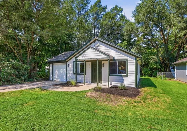2nd image of 607 N Chestnut St, Olathe, KS 66061 | MLS# 2637874