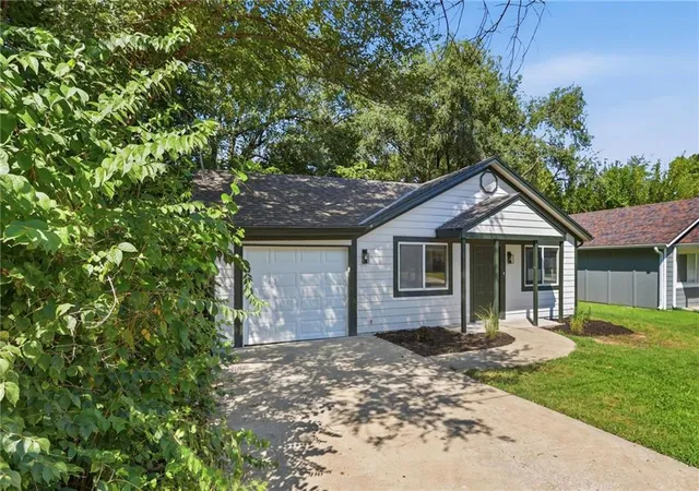3rd image of 607 N Chestnut St, Olathe, KS 66061 | MLS# 2637874