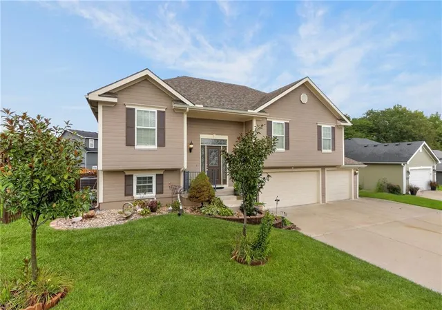 Photo 3 of Single family home for sale at 1714 Brooke Ct, Kearney, MO 64060 | MLS# 2637881 | Listing updated on 2026-08-29