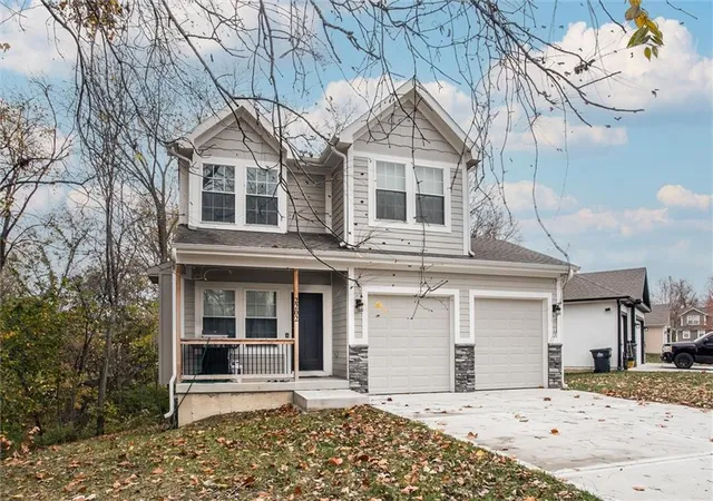 Single family home for sale at 2202 N Woodsbury Rd, Independence, MO 64058 | MLS# 2637882