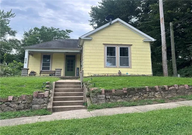 1st image of 406 W Poulin St, Saint Joseph, MO 64501 | MLS# 2637895