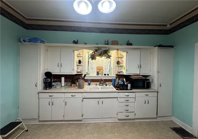 2nd image of 406 W Poulin St, Saint Joseph, MO 64501 | MLS# 2637895