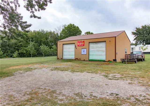 2nd image of 125 Ne 641st Rd, Knob Noster, MO 65336 | MLS# 2637896