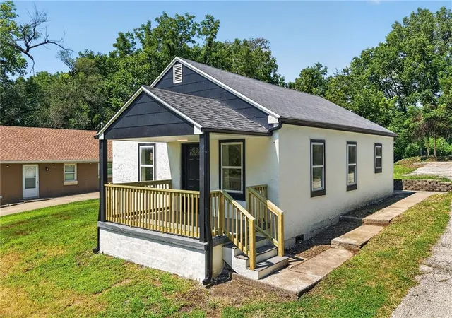 1st image of 2904 Ne Parvin Rd, Kansas City, MO 64117 | MLS# 2637897