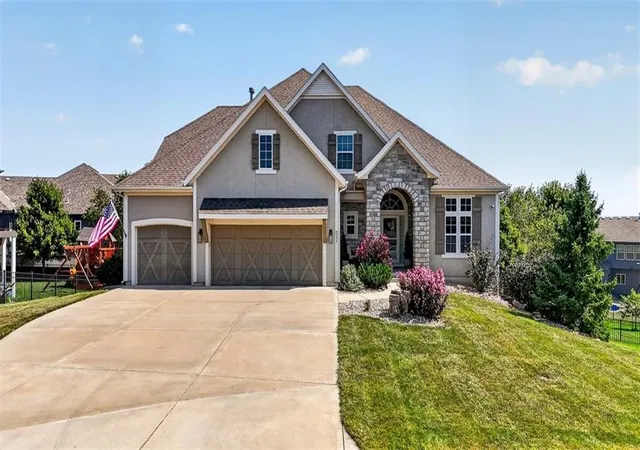 Photo 1 of Sale Pending at 221 Sw Roosevelt Rdg, Lee's Summit, MO 64081 | MLS# 2637900 | Listing updated on 2026-09-28