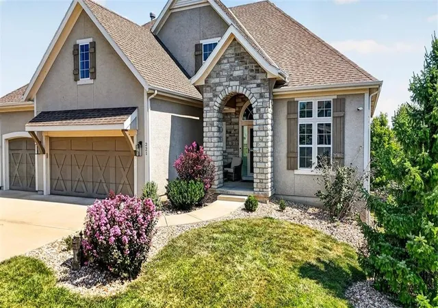 Photo 2 of Sale Pending at 221 Sw Roosevelt Rdg, Lee's Summit, MO 64081 | MLS# 2637900 | Listing updated on 2026-09-28