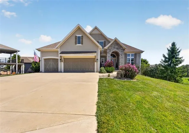 Photo 3 of Sale Pending at 221 Sw Roosevelt Rdg, Lee's Summit, MO 64081 | MLS# 2637900 | Listing updated on 2026-09-28
