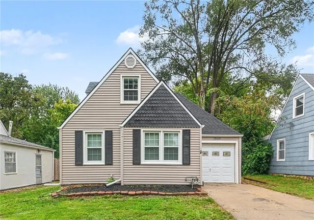 Photo 2 of Single family home for sale at 7826 Summit St, Kansas City, MO 64114 | MLS# 2637907 | Listing updated on 2026-10-02