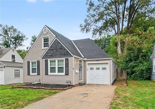 Photo 3 of Single family home for sale at 7826 Summit St, Kansas City, MO 64114 | MLS# 2637907 | Listing updated on 2026-10-02