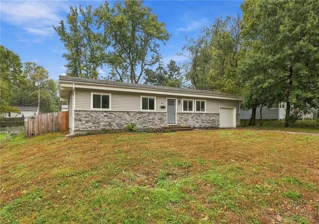 Photo 3 of Single family home for sale at 812 W Brown St, Liberty, MO 64068 | MLS# 2637930 | Listing updated on 2026-10-17