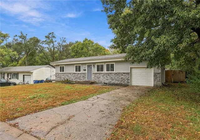 Photo 3 of Single family home for sale at 812 W Brown St, Liberty, MO 64068 | MLS# 2637930 | Listing updated on 2026-10-17