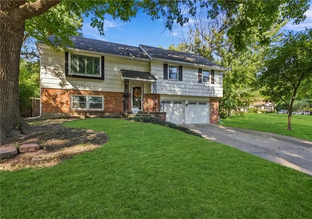 Photo 3 of Single family home for sale at 6624 Marty St, Mission, KS 66202 | MLS# 2637956 | Listing updated on 2026-09-19