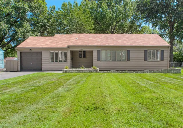 2nd image of 7249 Marty St, Overland Park, KS 66204 | MLS# 2637960