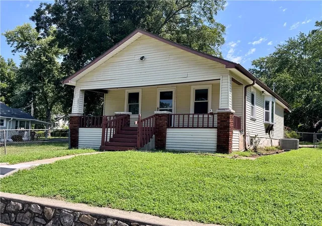 Photo 2 of Sale Pending at 1431 S Hardy Ave, Independence, MO 64052 | MLS# 2637961 | Listing updated on 2026-09-02