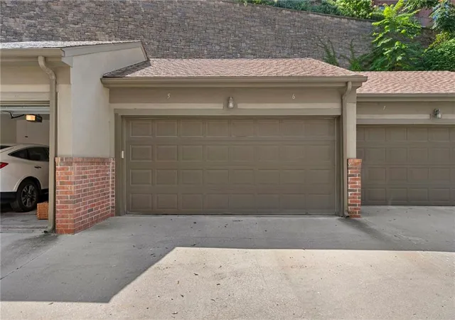 2nd image of 4506 Jc Nichols Pkwy, Kansas City, MO 64111