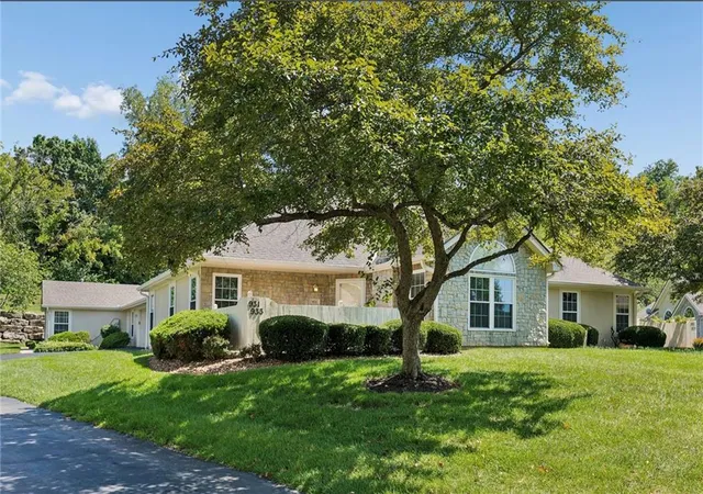 1st image of 931 Ne Devon Dr, Lee's Summit, MO 64064 | MLS# 2637980