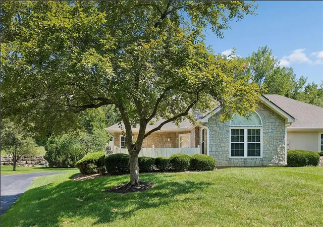 2nd image of 931 Ne Devon Dr, Lee's Summit, MO 64064 | MLS# 2637980